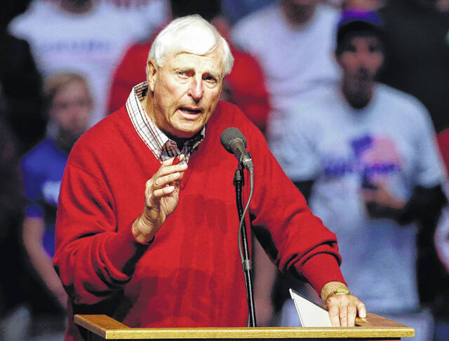 In this April 27, 2016, file photo, former Indiana basketball coach Bob Knight speaks during campaign stop for Republican presidential candidate Donald Trump in Indianapolis. Knight, the brilliant and combustible coach who won three NCAA titles at Indiana and for years was the scowling face of college basketball has died. He was 83.
                                 AP file photo